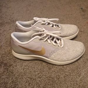 Women’s Nike sneakers